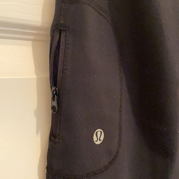 Lululemon size 6 black pants with reversible belt - Picture 4 of 6